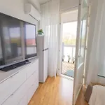 Stella's - Center - Free Secure Parking - Big Sun Terrace - Air Conditioning - Wifi - Tram To The Bus Station And Old Town Apartamento Talin