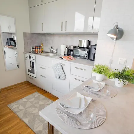 Stella's - Center - Free Secure Parking - Big Sun Terrace - Air Conditioning - Wifi - Tram To The Bus Station And Old Town 아파트 탈린