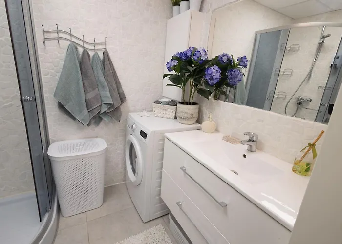 Stella's - Center - Free Secure Parking - Big Sun Terrace - Air Conditioning - Wifi - Tram To The Bus Station And Old Town Apartment