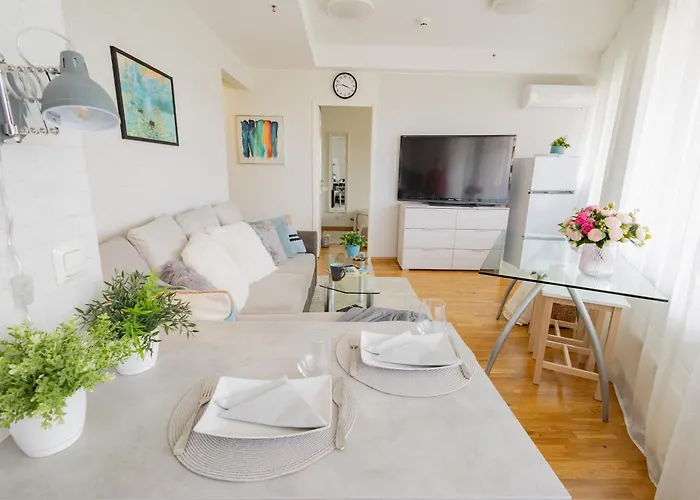 Stella's - Center - Free Secure Parking - Big Sun Terrace - Air Conditioning - Wifi - Tram To The Bus Station And Old Town Apartment